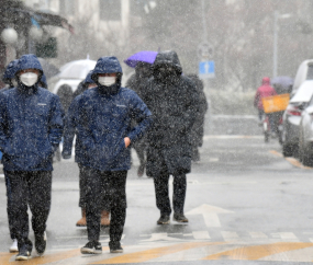 [쿠키포토] 갑자기 내리는 눈 '빨라지는 발걸음'