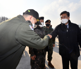 [쿠키뉴스] 백신 수송헬기 조종사 격려하는 서욱 장관