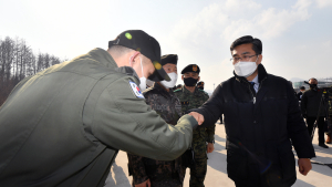 [쿠키뉴스] 백신 수송헬기 조종사 격려하는 서욱 장관