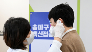 [쿠키포토] '백신 맞기 앞서 체온 측정'