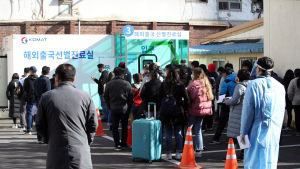 [쿠키포토] 해외 출국 전 선별진료소 찾은 시민들