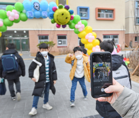 [쿠키포토] 초등학교 등교 기념 '찰칵'