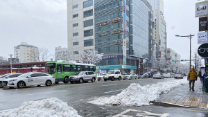 말끔히 제설된 강릉 옥천오거리 도로