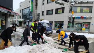 시내 곳곳 제설 나선 강릉시 직원들