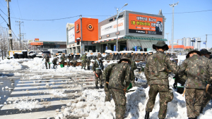 제설 작업에 팔 걷은 102기갑여단