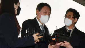 [쿠키포토] 입장 밝힌 후 청사 들어가는 윤석열 총장