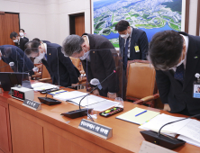 고개숙인 변창흠 국토교통부 장관