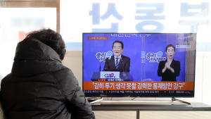 'LH 의혹' 1차 결과 발표 시청하는 부동산 관계자