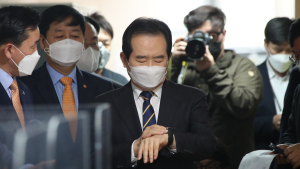 [쿠키포토] 시계 보는 정세균 총리