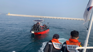 동해서 엔진 고장 레저보트 해경에 구조···인명 피해 없어