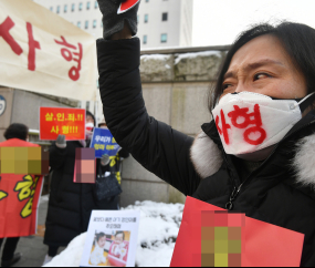 '정인이' 양부모 첫 재판 앞둔 남부지법 앞