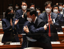 포옹하는 안철수와 오세훈