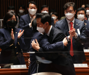 포옹하는 안철수와 오세훈