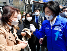 [쿠키포토] 시민과 인사하는 박영선