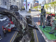 “목욕하고 봄맞이해요” 올림픽 기념 조형물 세척