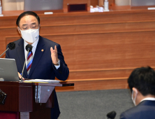 홍남기, ‘신문 부수조작’ 사태에… “부당하다”