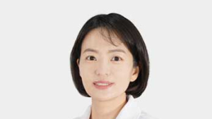 스마트폰을 보고 있는 당신…목이 견디는 무게는 18Kg