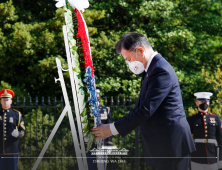 文대통령, 알링턴 국립묘지 참배… 한국전 美 참전용사 희생 기려