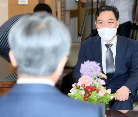 [쿠키포토] 김명수 대법원장 예방하는 김오수 검찰총장