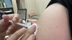 코로나19 국산 백신개발 및 임상참여 20대 가장 부정적