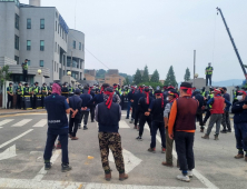 [포토] 경찰서 앞에서 기습 시위하는 민주노총