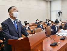 전국민 재난지원금, 홍남기 반대 유지...“재정, 정치 따라가는 것 아냐”