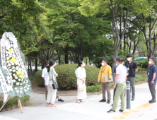 [포토] ‘미래형 통합학교’ 반대 학부모들 하남시청에 근조화환 보내