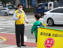 ‘교통 안내 봉사’ 나선 윤석열… 돌아온 반응은 ‘글쎄’