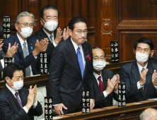 日 100대 총리 기시다 선출<br>문대통령 “한일관계 미래지향 노력”