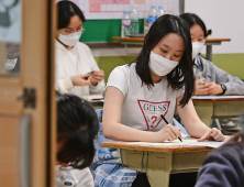 [포토뉴스] 수능 전 마지막 학력평가 보는 고3 학생