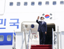 문 대통령, G20 참석차 출국… 내일 교황과 면담