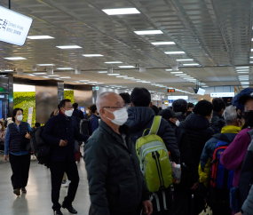 평일에도 붐비는 제주국제공항