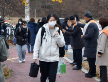 [포토] '거리두기' 수능 응원