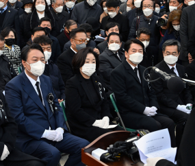 김영삼 전 대통령 추도식... 한자리에 모인 여야 대선 후보들