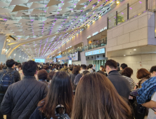 꽉 찬 김포공항 vs 텅 빈 인천공항…코로나 재확산 항공업계 긴장