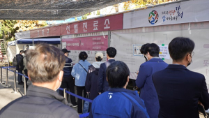 코로나 중환자 병상 포화…“치료도 못 받고 사망”