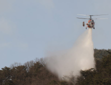 [종합]인제 수산마을 뒷산서 불…헬기 3대 투입 진화 