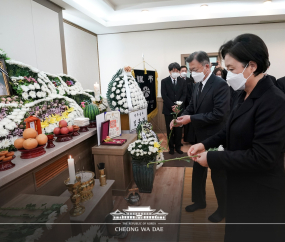 故 배은심 여사 빈소 찾아 조문하는 문 대통령