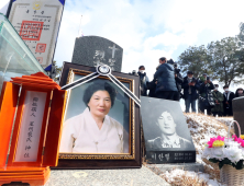 아들 이한열 열사 곁으로…배은심 여사 영면