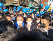 ‘강릉 전통시장’ 찾은 이재명… 지지자들로 인산인해