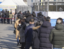 “도대체 어디 병원이냐” 명단도 뒷북…진료체계 전환 첫날 혼선