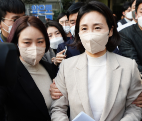 '과잉 의전 논란' 기자회견 마치고 떠나는 김혜경