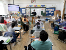 가족 확진돼도 접종 마쳤다면 학교 간다…새학기 지침