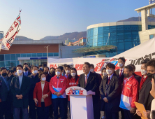 여수 도착한 열정열차… “공정·정의 윤석열” 환영 물결 [쿡정치 포토]