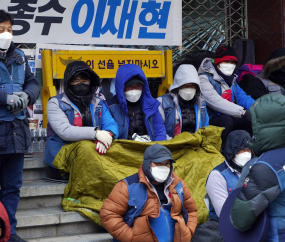 강추위 속 CJ대한통운 입구 지키는 택배 노조원들