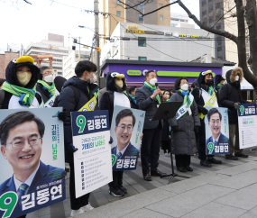 '유세차 없는' 김동연, 발로 뛰며 거리 홍보