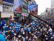 ‘이재명’ 보자… 전북대 앞에 모인 구름 인파