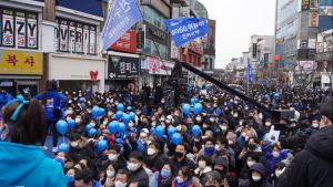 ‘이재명’ 보자… 전북대 앞에 모인 구름 인파