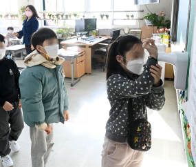 새 학기 시작...'체온 측정은 필수'