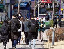 따뜻한 햇살 받으며 숲길 산책